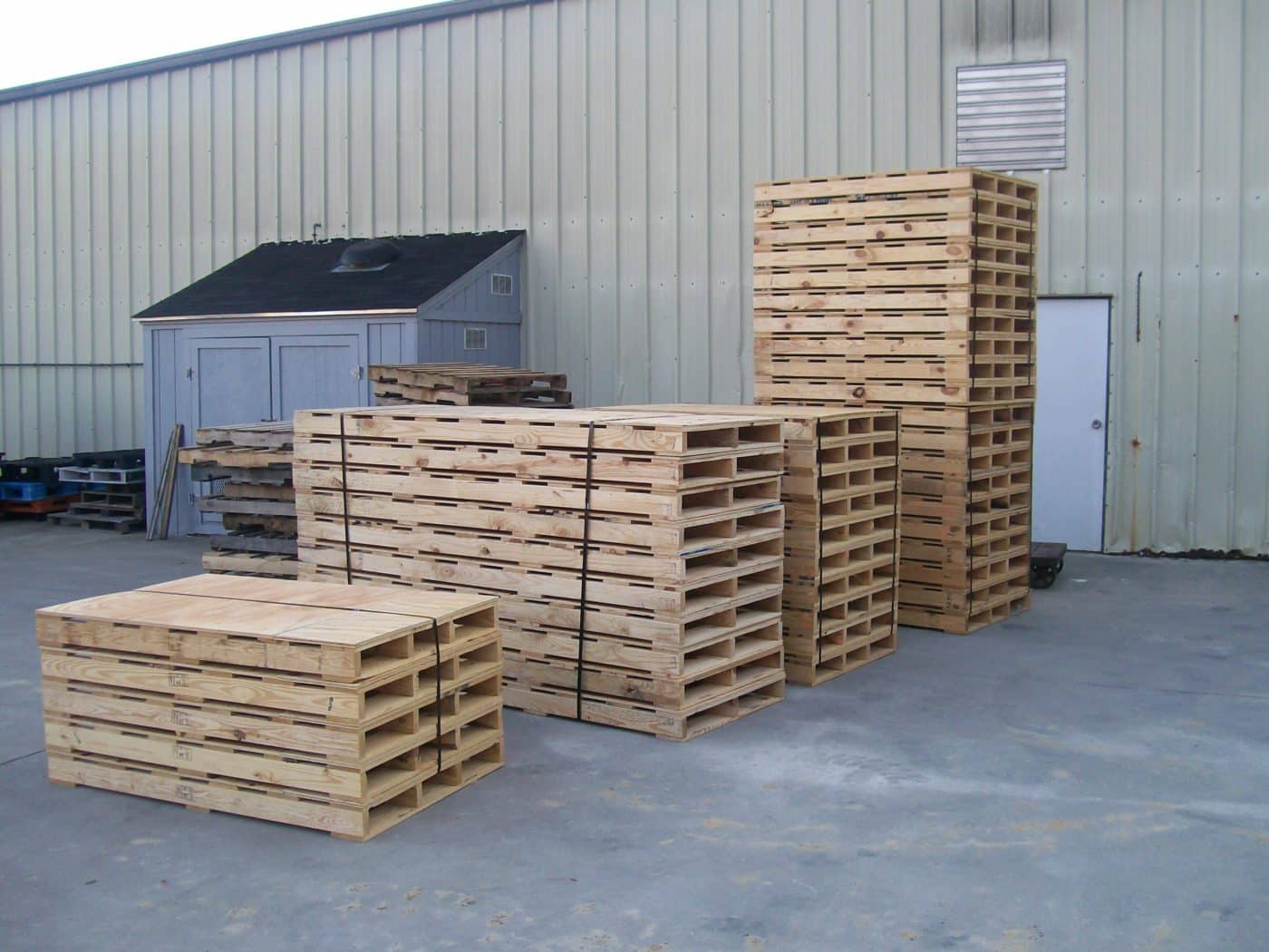 Stacks of new wood pallets outside the warehouse